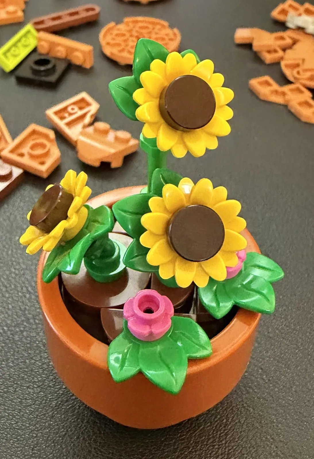 LEGO Ideas 21370 E.T. the Extra-Terrestrial — step 1, the brick-built flowerpot of sunflowers