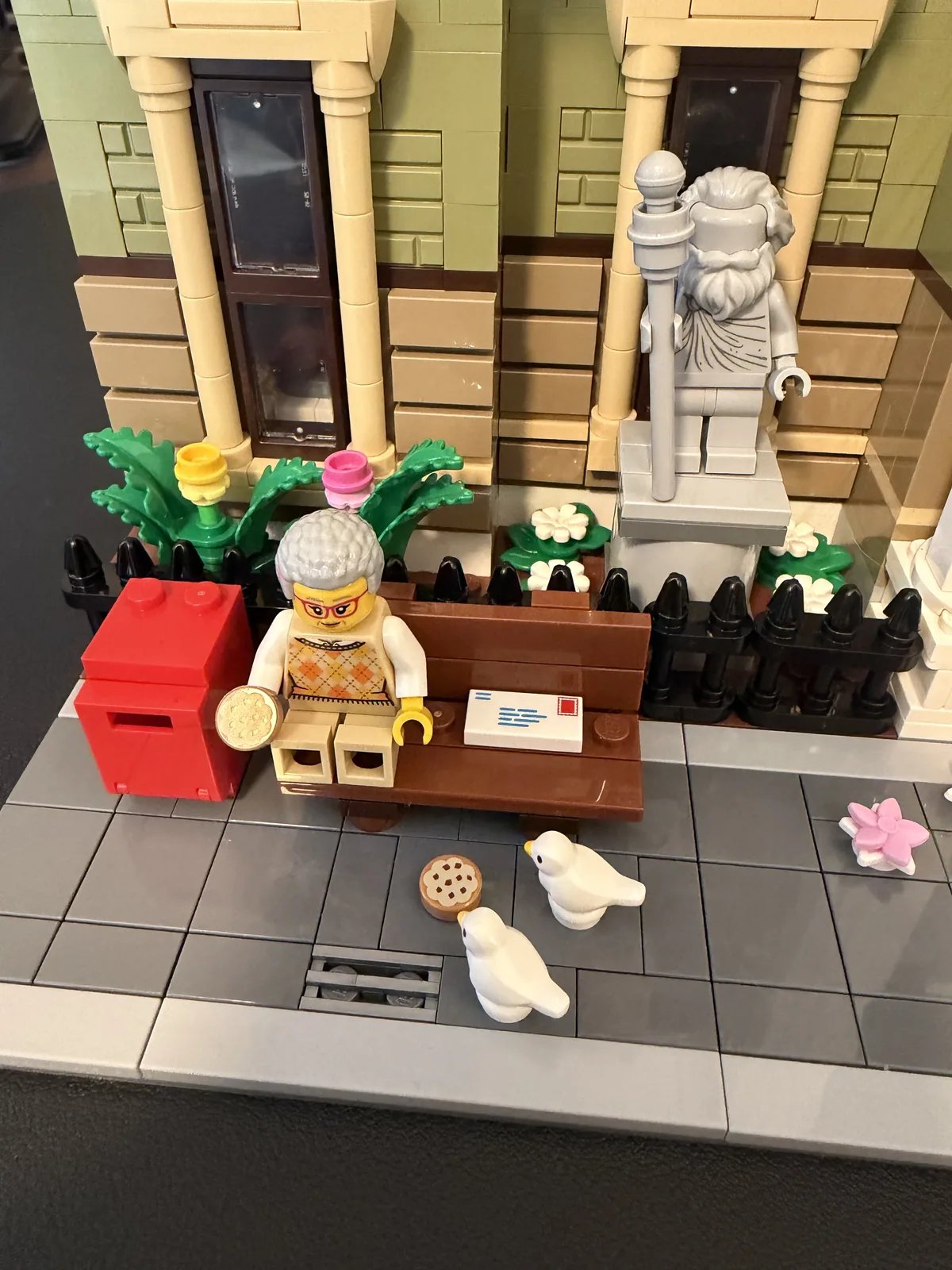 LEGO 10326 Natural History Museum — minifigure on bench