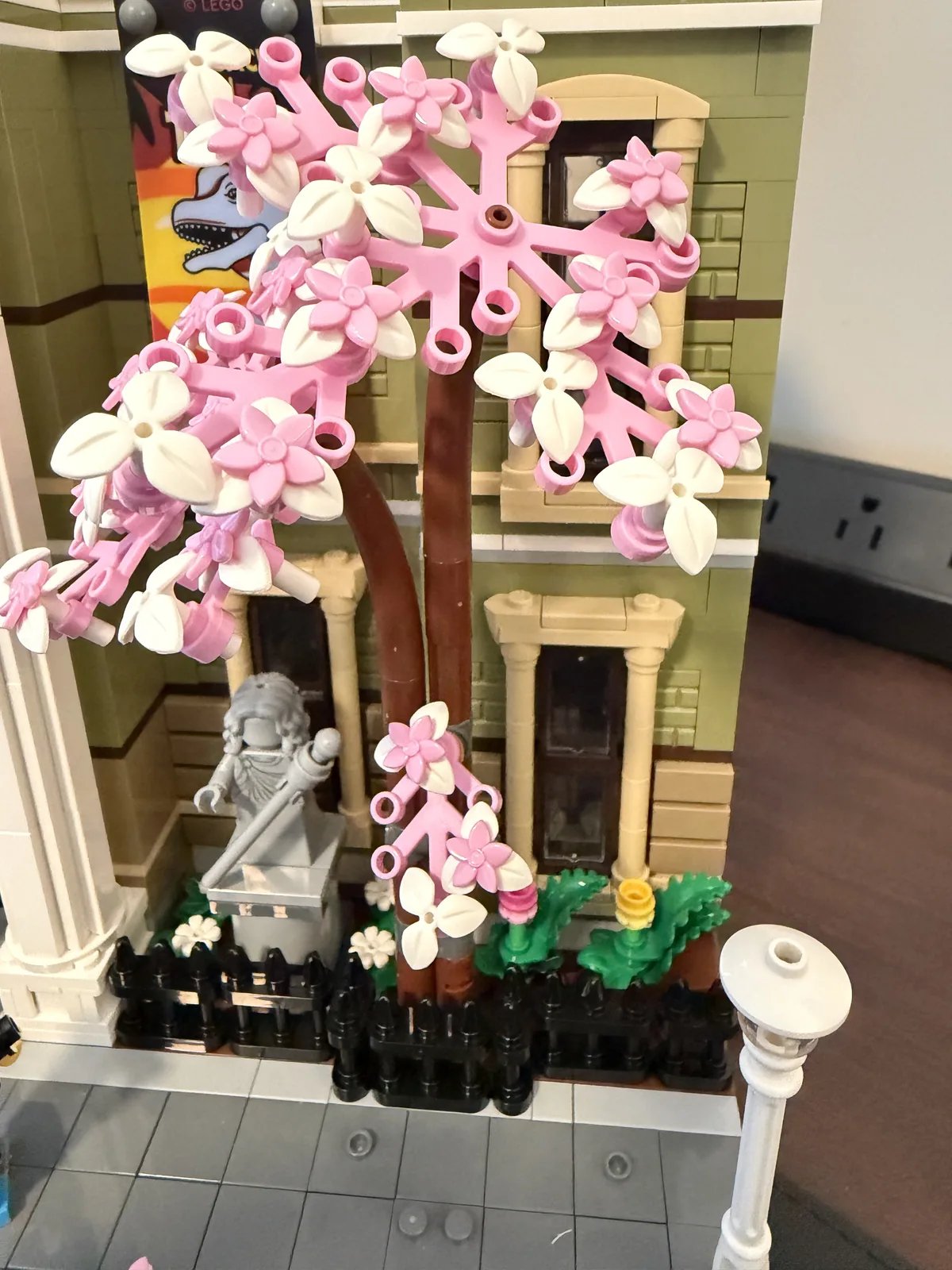 LEGO 10326 Natural History Museum — tree detail