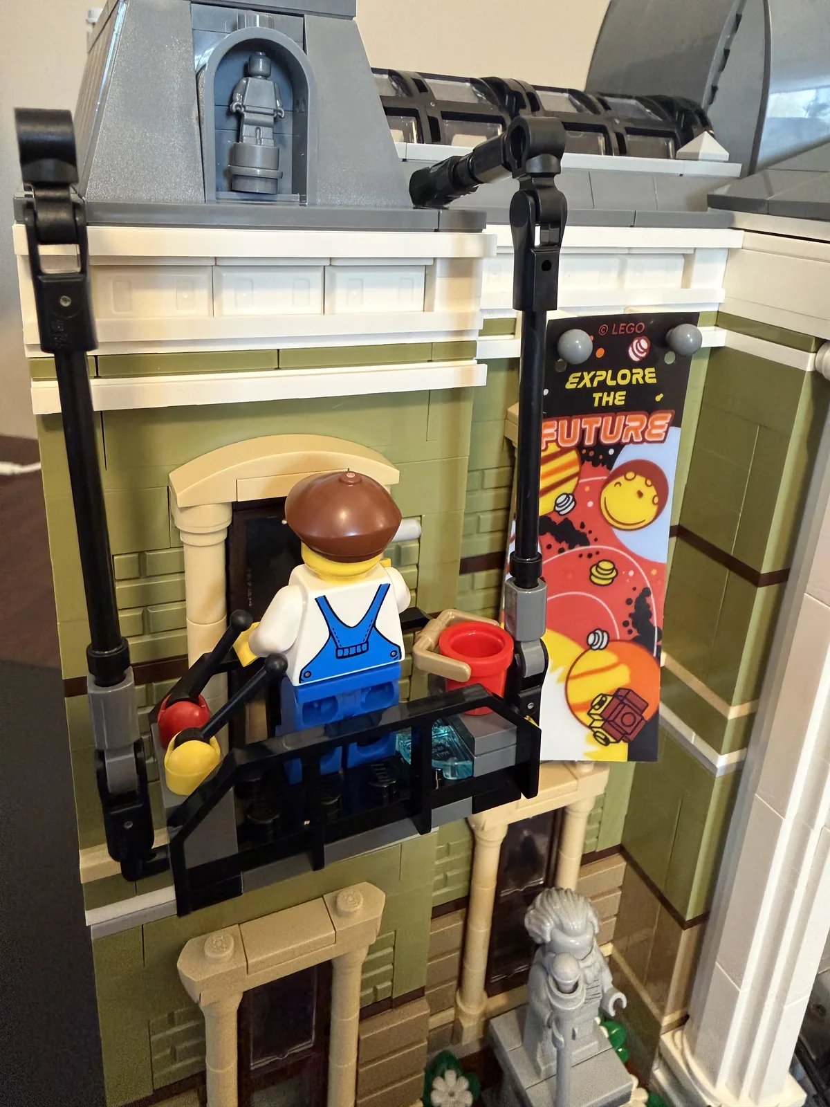 LEGO 10326 Natural History Museum — window washer minifigure