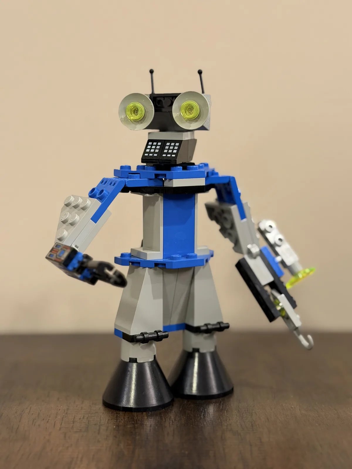 LEGO Space 1785 Crater Critters Review — the Unitron-colored robot