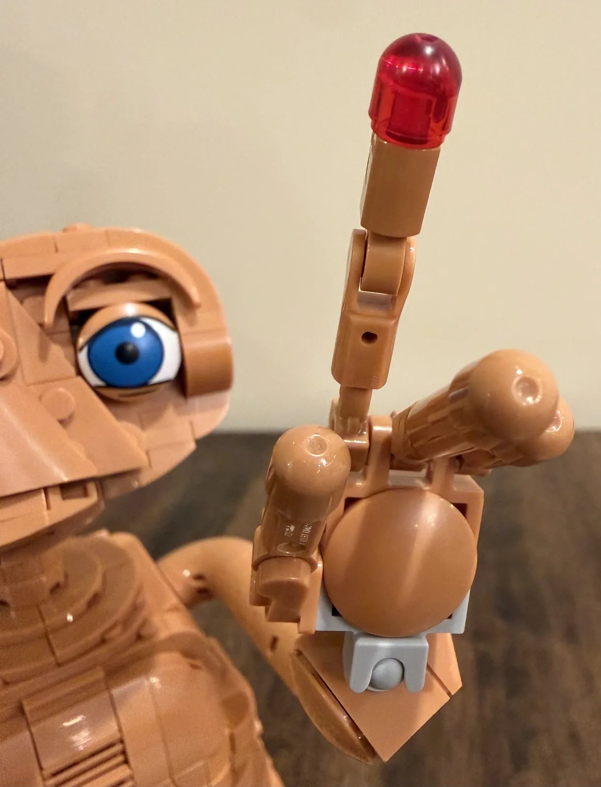 LEGO Ideas 21370 E.T. the Extra-Terrestrial — close-up of the finished hand and pointing finger