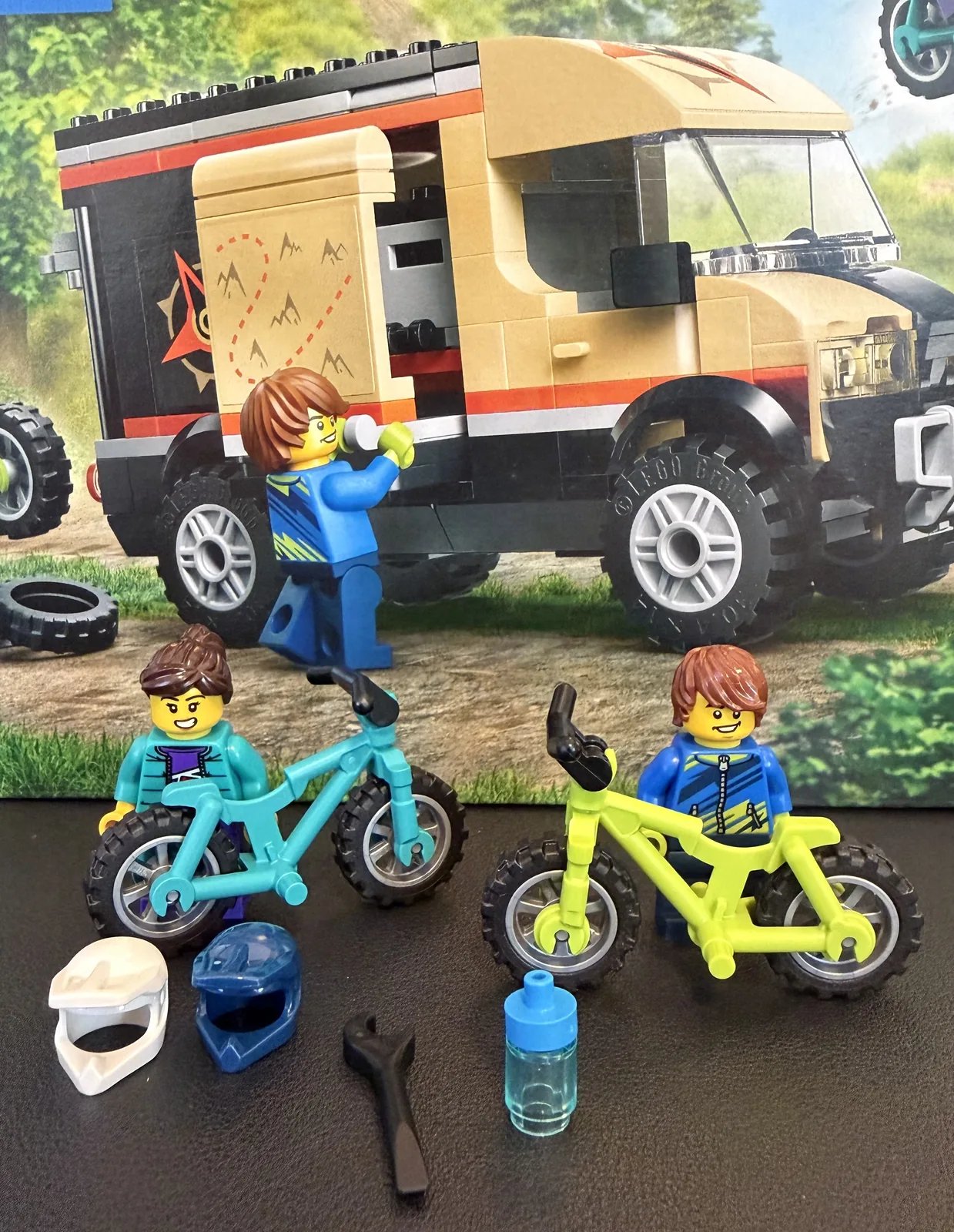 LEGO City 60512 Mountain Bike Adventure Van — two rider minifigures with bikes and gear
