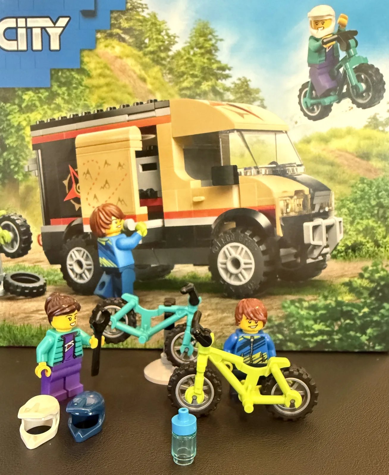 LEGO City 60512 Mountain Bike Adventure Van — minifigures, mountain bikes and trail accessories laid out