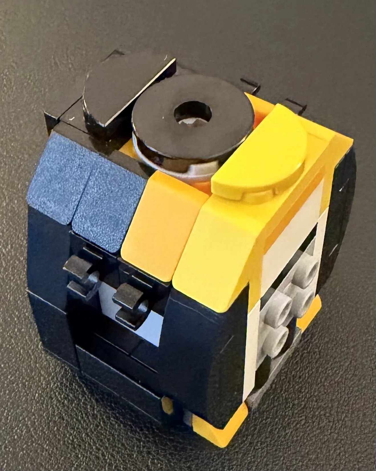 LEGO 40886 Penguins in Love — early build of the icy heart base