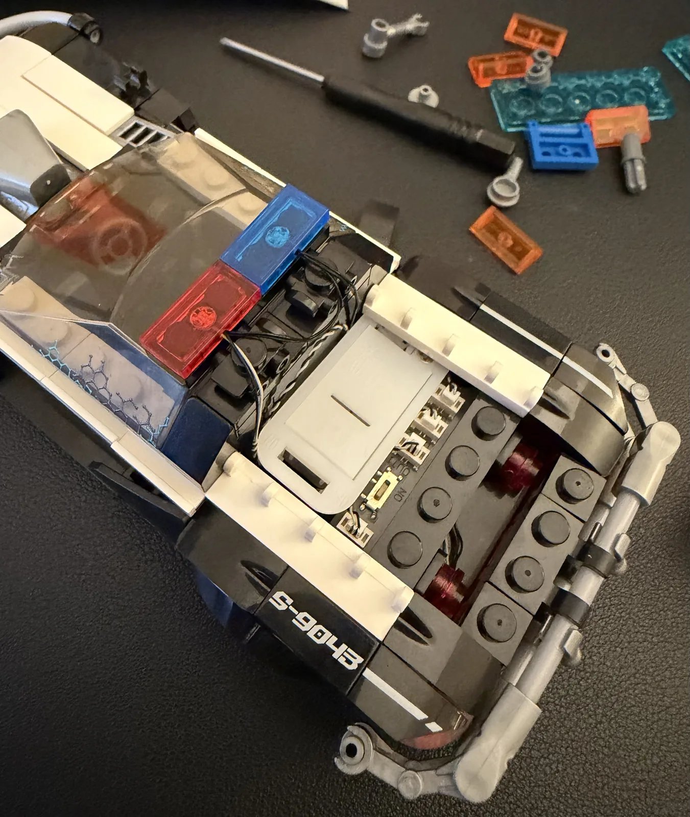 Lumibricks F9043 Police Patrol Car — body panels coming together