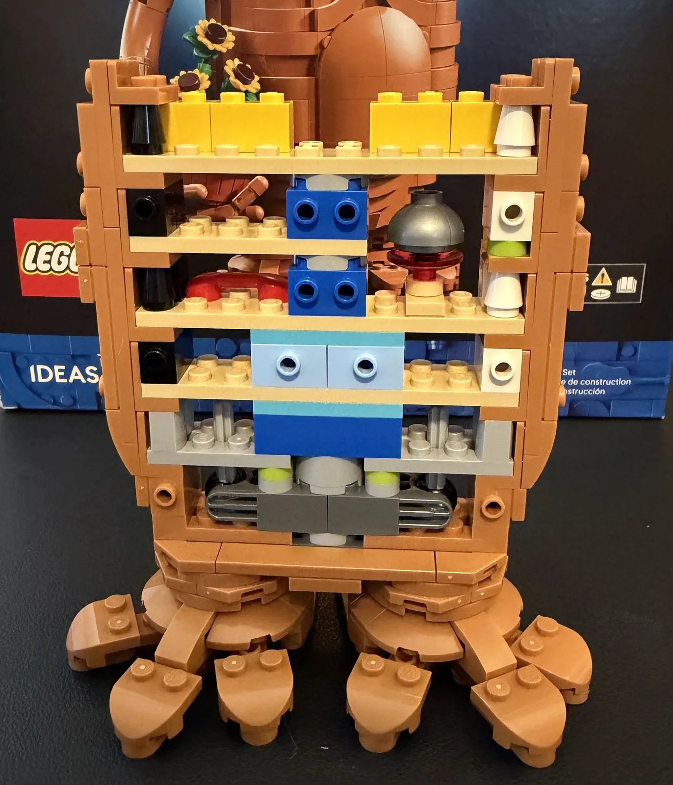 LEGO Ideas 21370 E.T. the Extra-Terrestrial — step 3, building out the core of the torso
