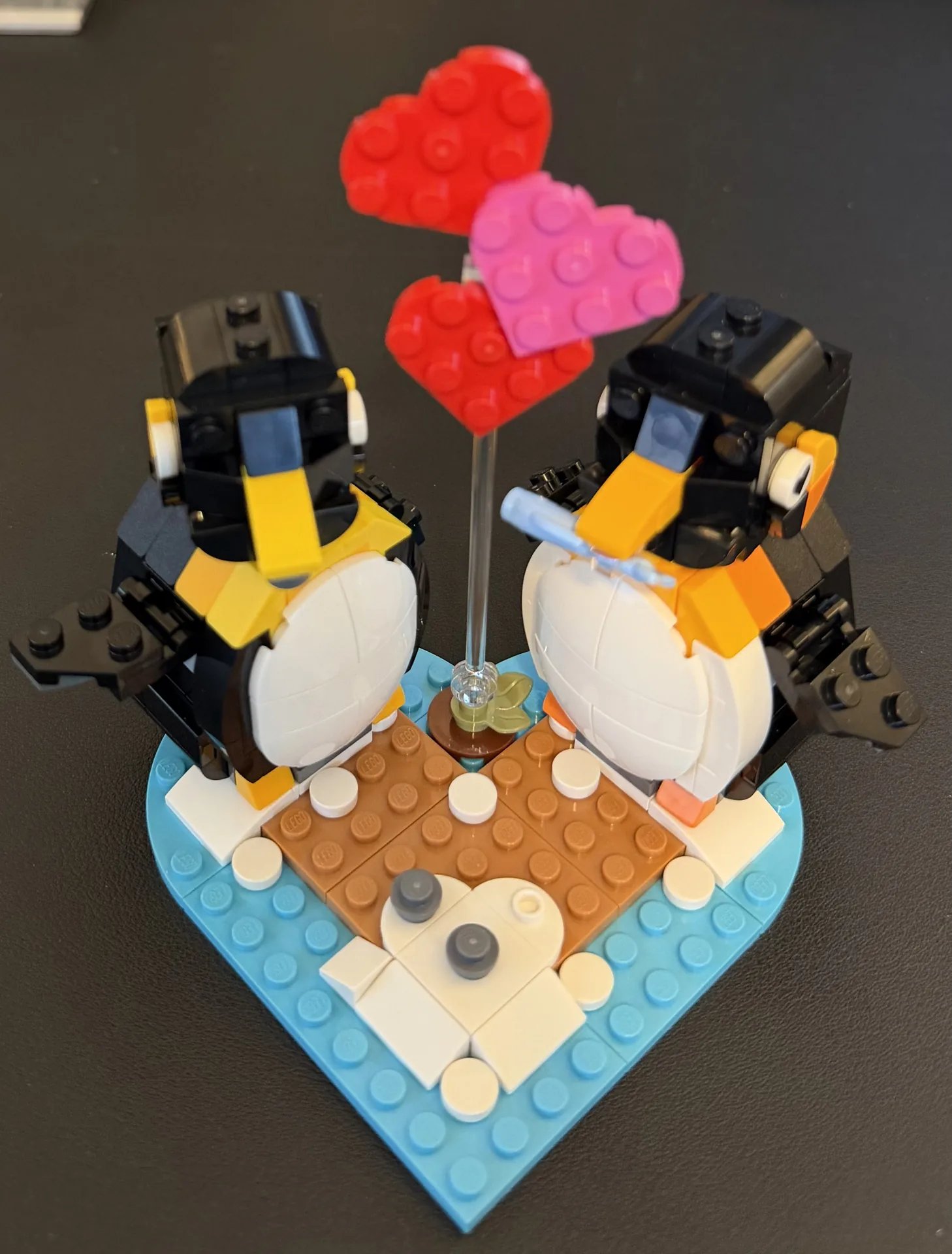 LEGO 40886 Penguins in Love — finished Valentine's scene