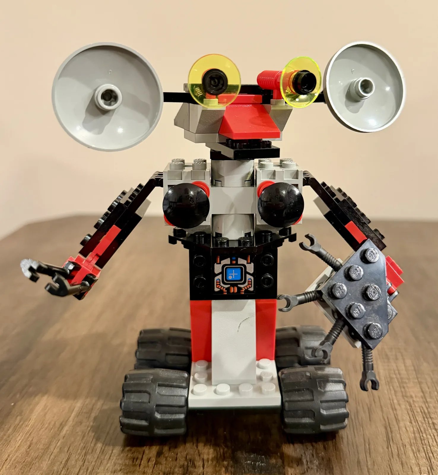 LEGO Space 1785 Crater Critters Review — the Spyrius-colored robot