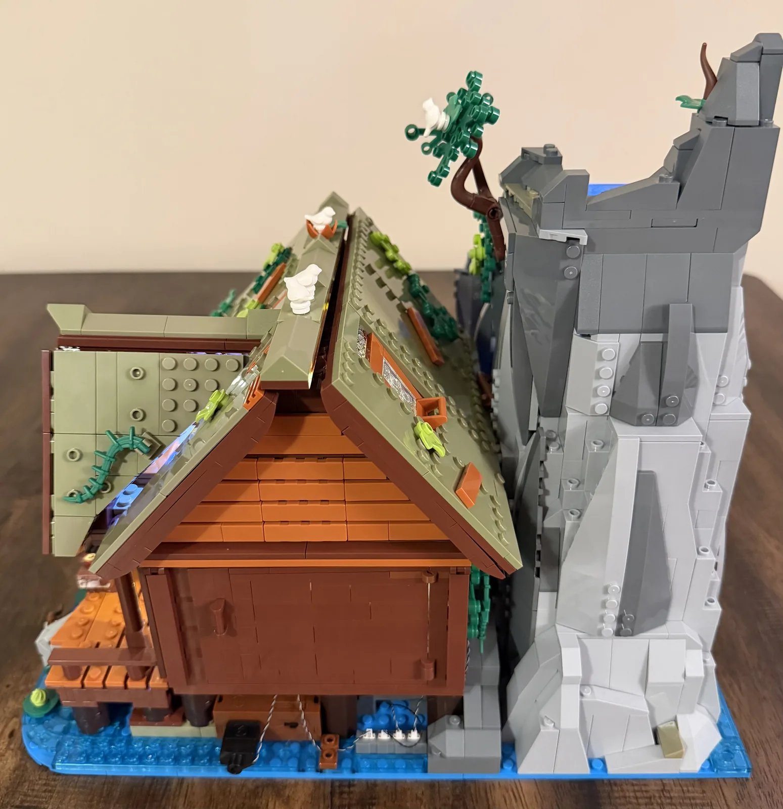Lumibricks 10010 Waterfall Cabin — side profile of cabin nestled against the cliff