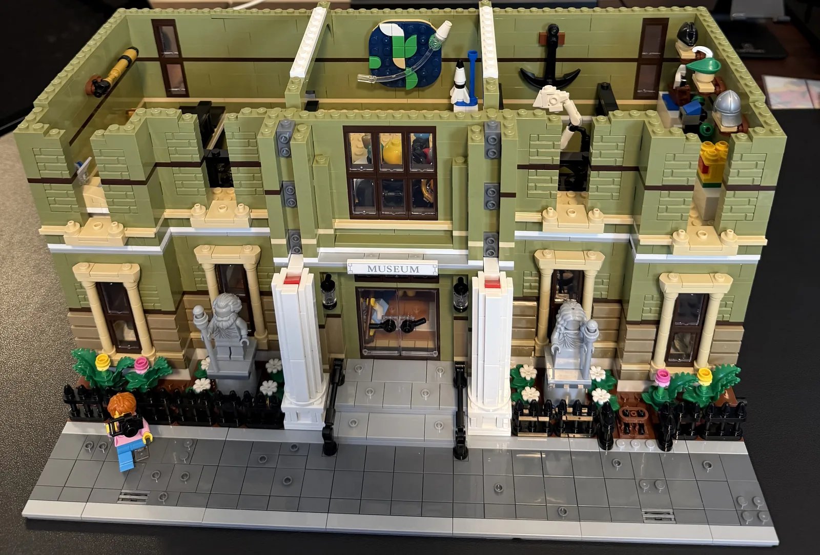 LEGO 10326 Natural History Museum — modular floor build