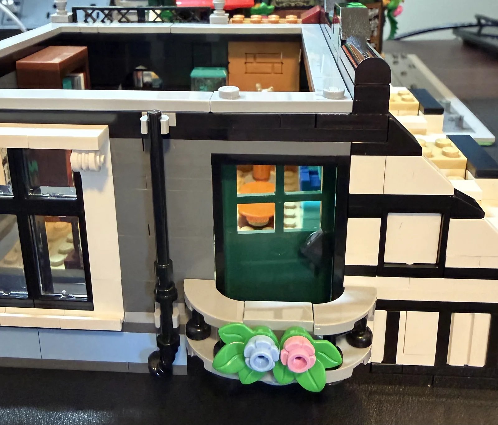 LEGO 10350 Tudor Corner — attic tenant balcony