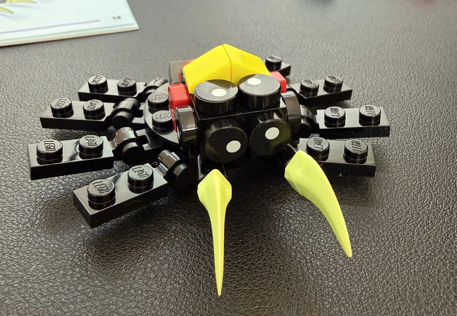 LEGO 31159: Surprising Spider Review — build 2
