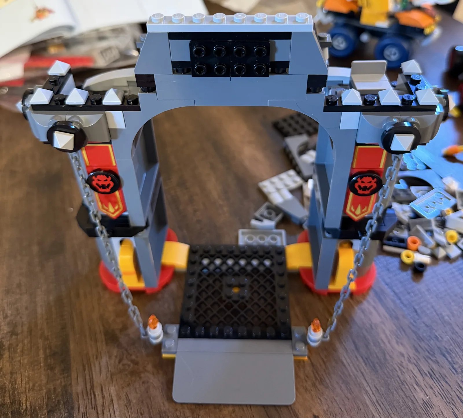 LEGO 72039 Mario Kart Bowser's Castle — gateway detail
