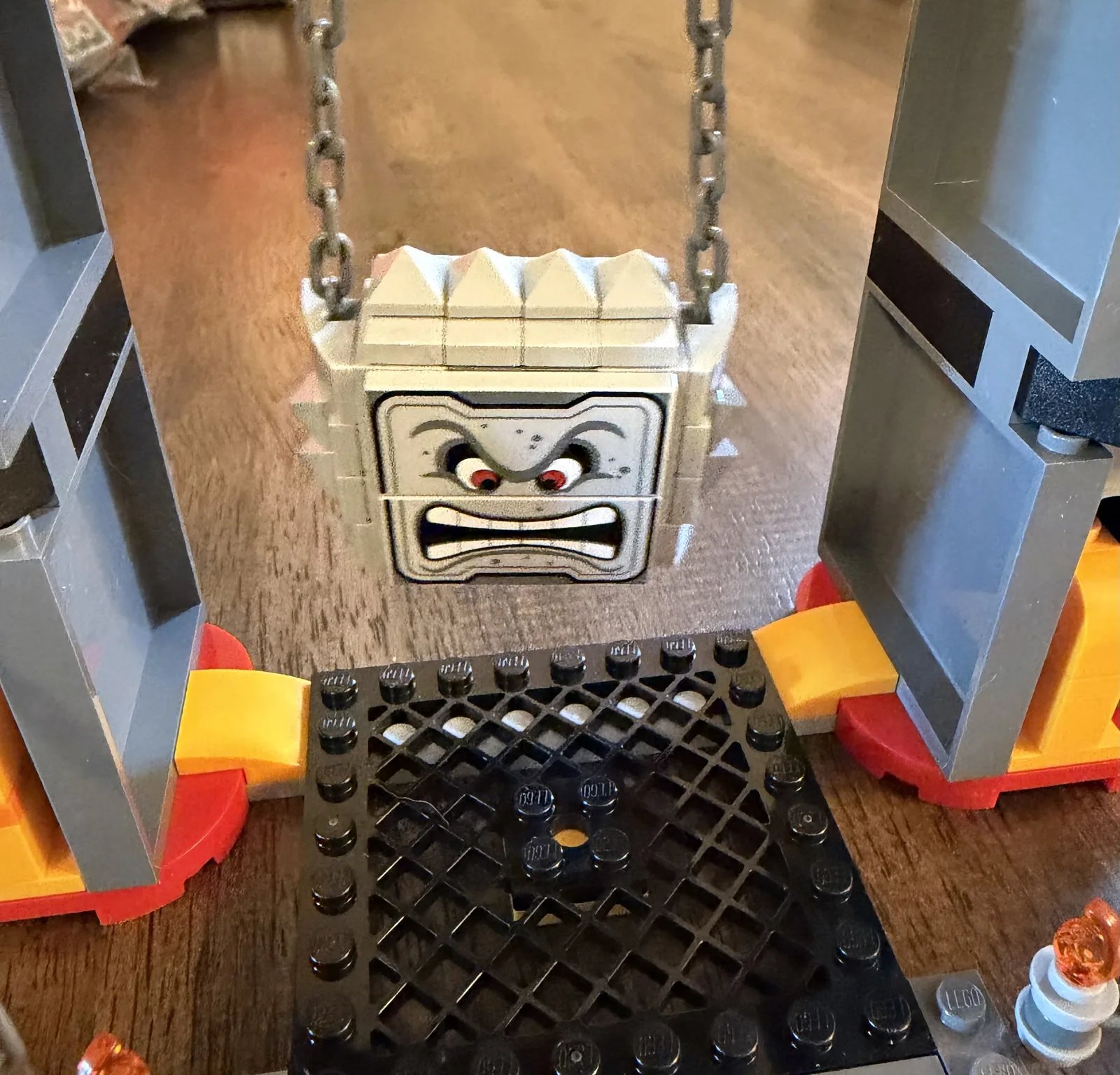 LEGO 72039 Mario Kart Bowser's Castle — Thwomp drop mechanism