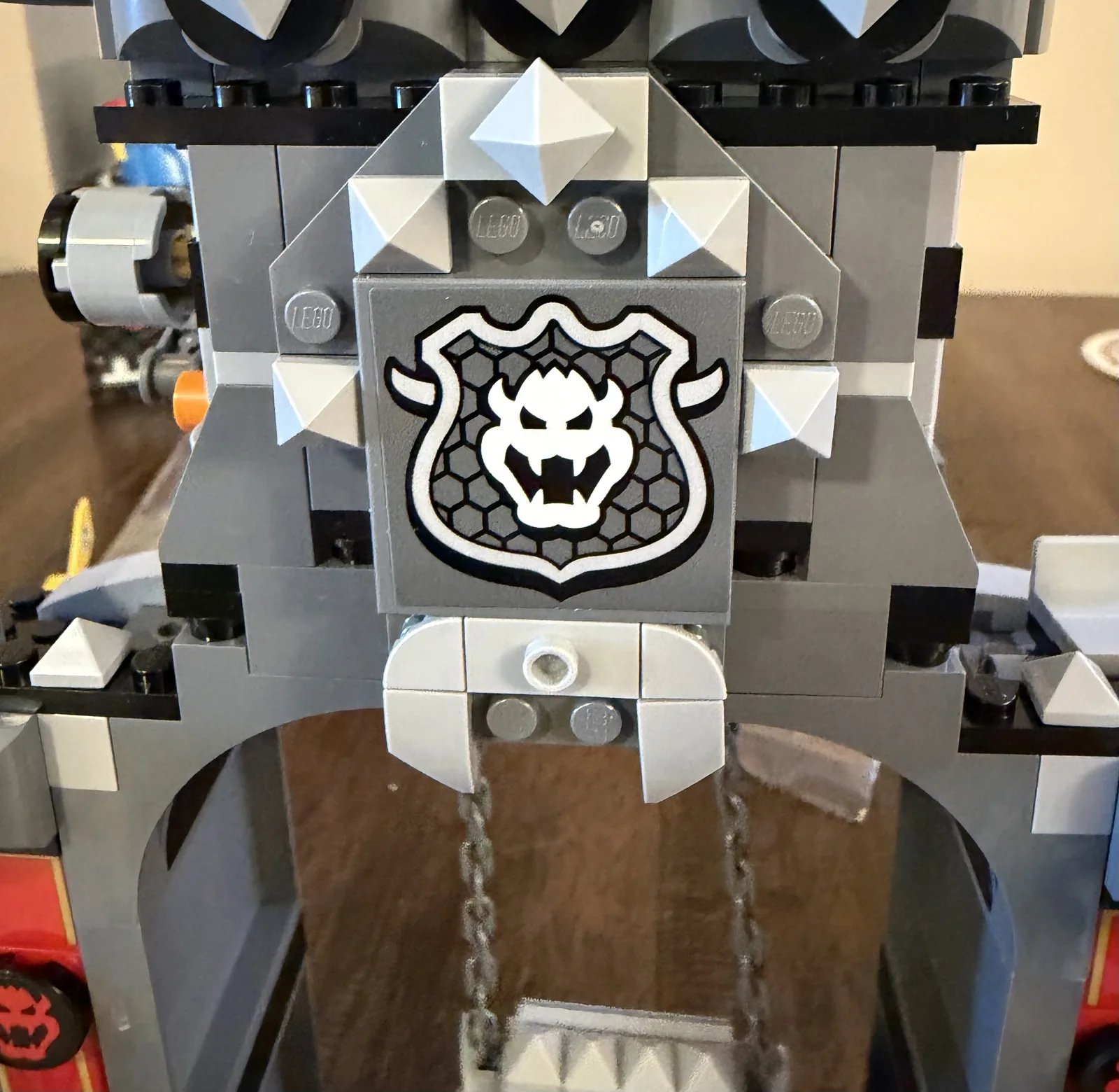 LEGO 72039 Mario Kart Bowser's Castle — top of the gateway