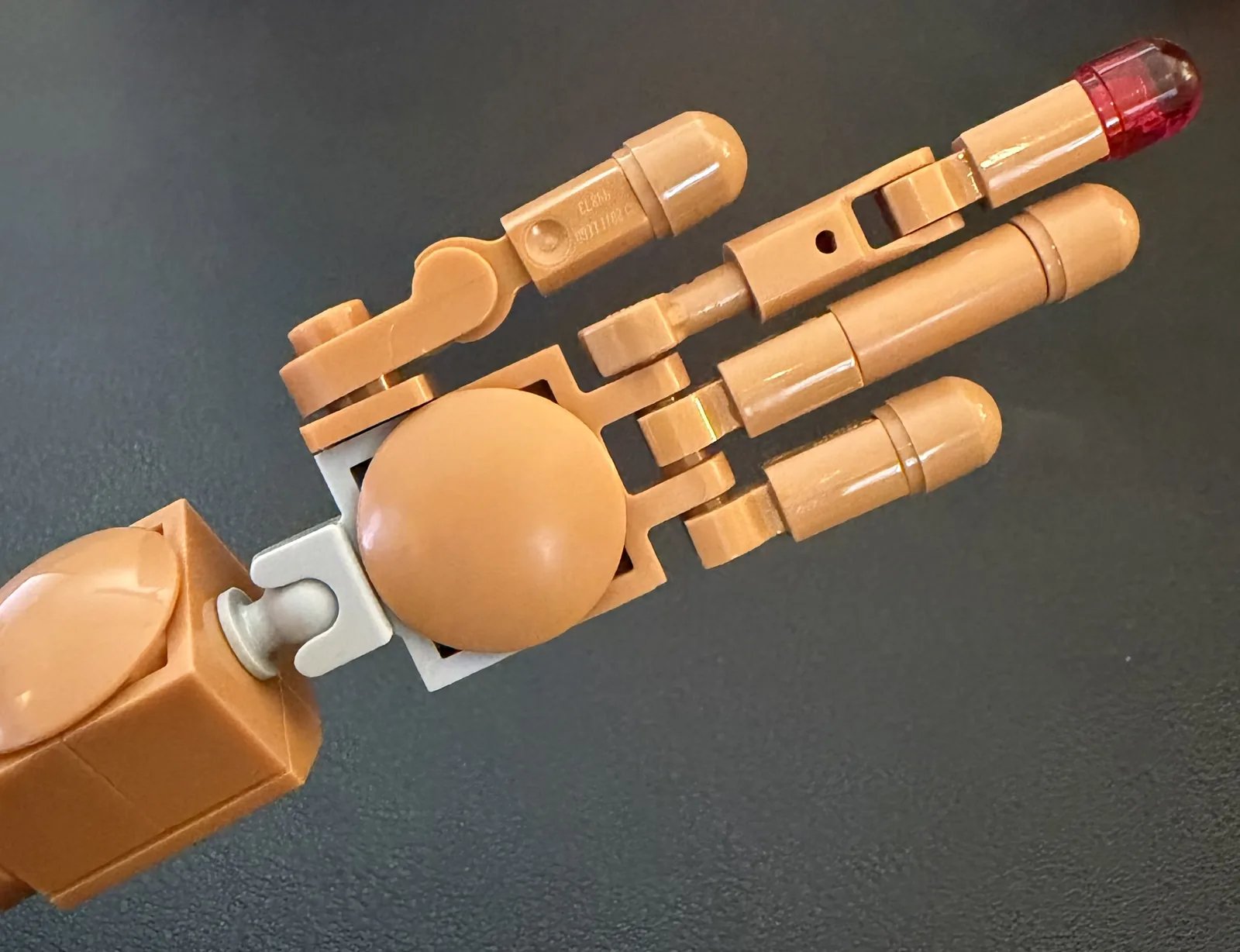 LEGO Ideas 21370 E.T. the Extra-Terrestrial — the finished hands with the trans-red healing fingertip