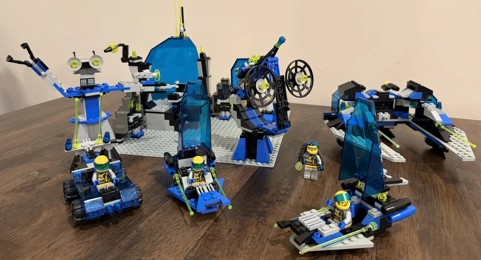 LEGO 1789 Star Hawk II — with Space Station Zenon and a Crater Critters robot