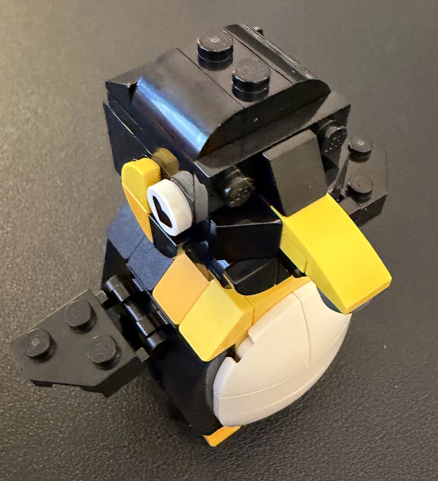 LEGO 40886 Penguins in Love — first penguin taking shape