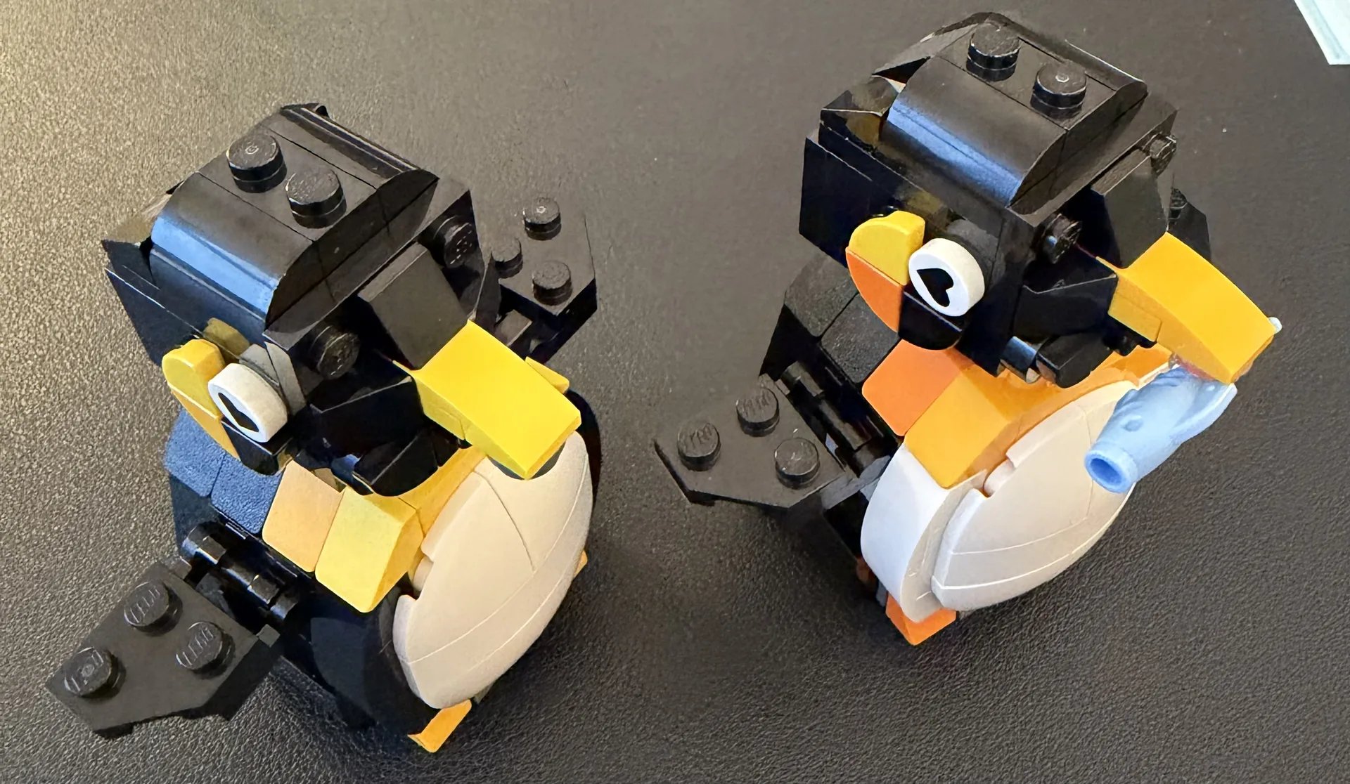 LEGO 40886 Penguins in Love — hearts on the clear rod