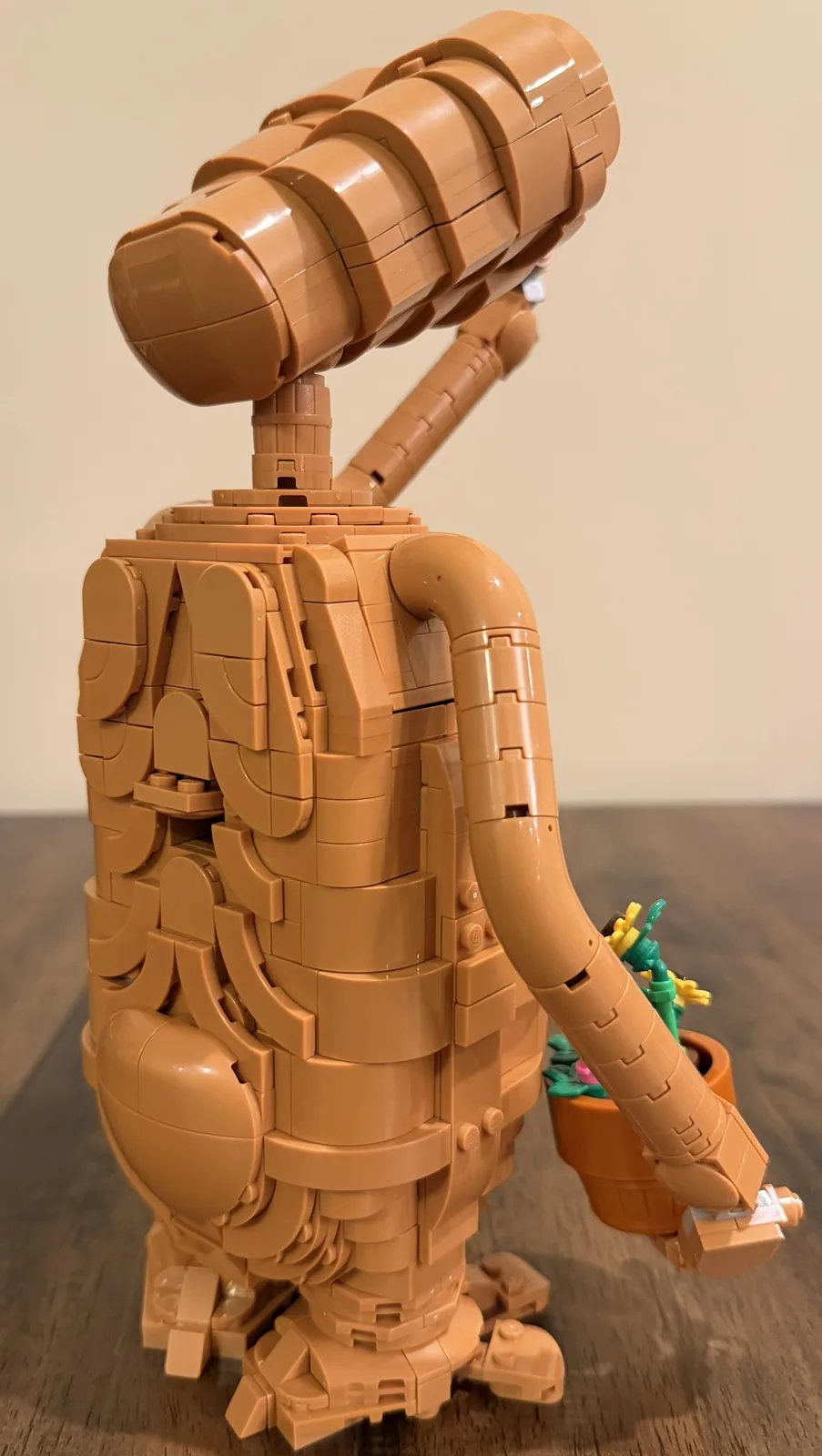 LEGO Ideas 21370 E.T. the Extra-Terrestrial — the finished model seen from the back