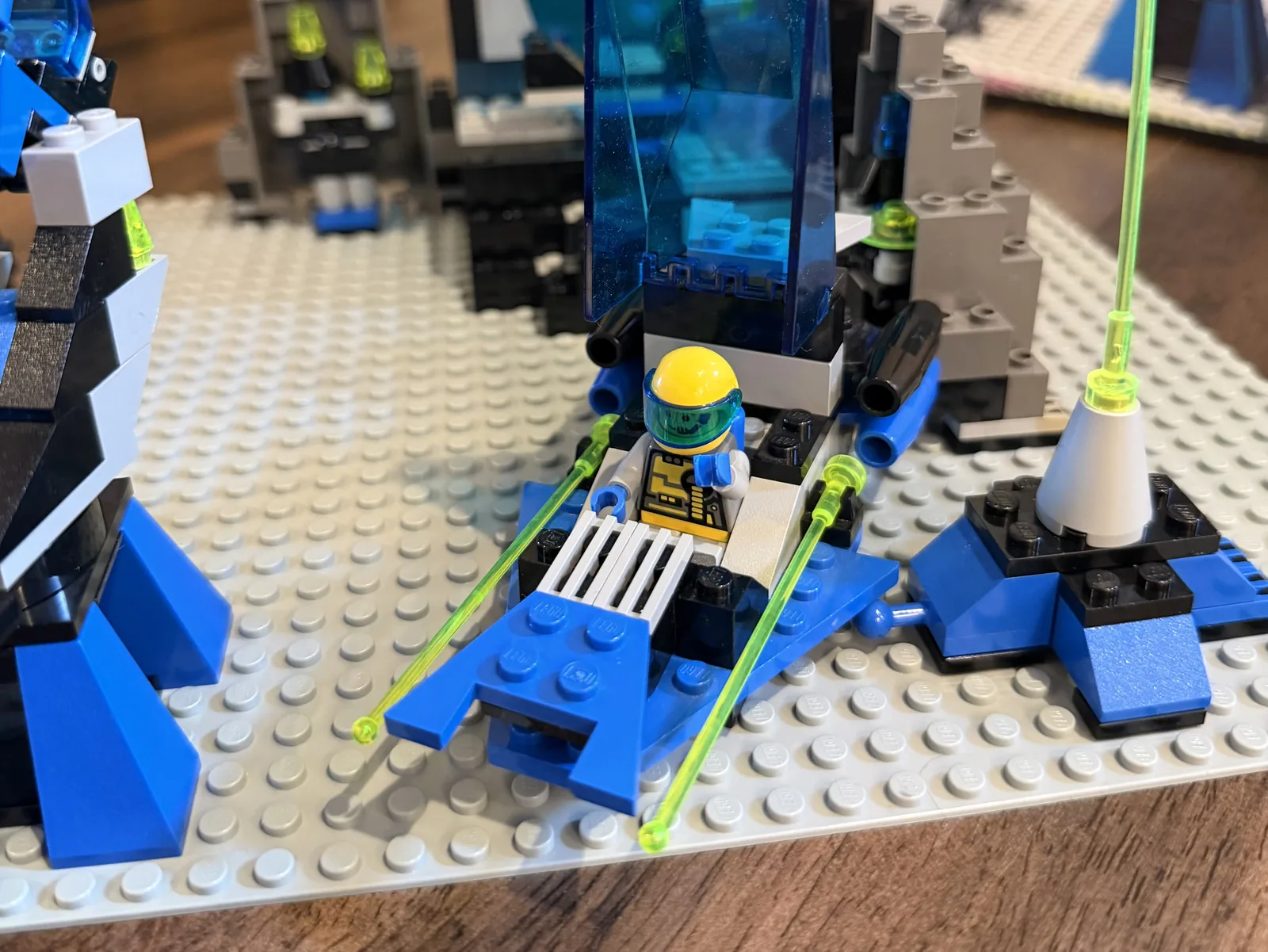 LEGO 1793 Space Station Zenon - another angle on the spacecraft