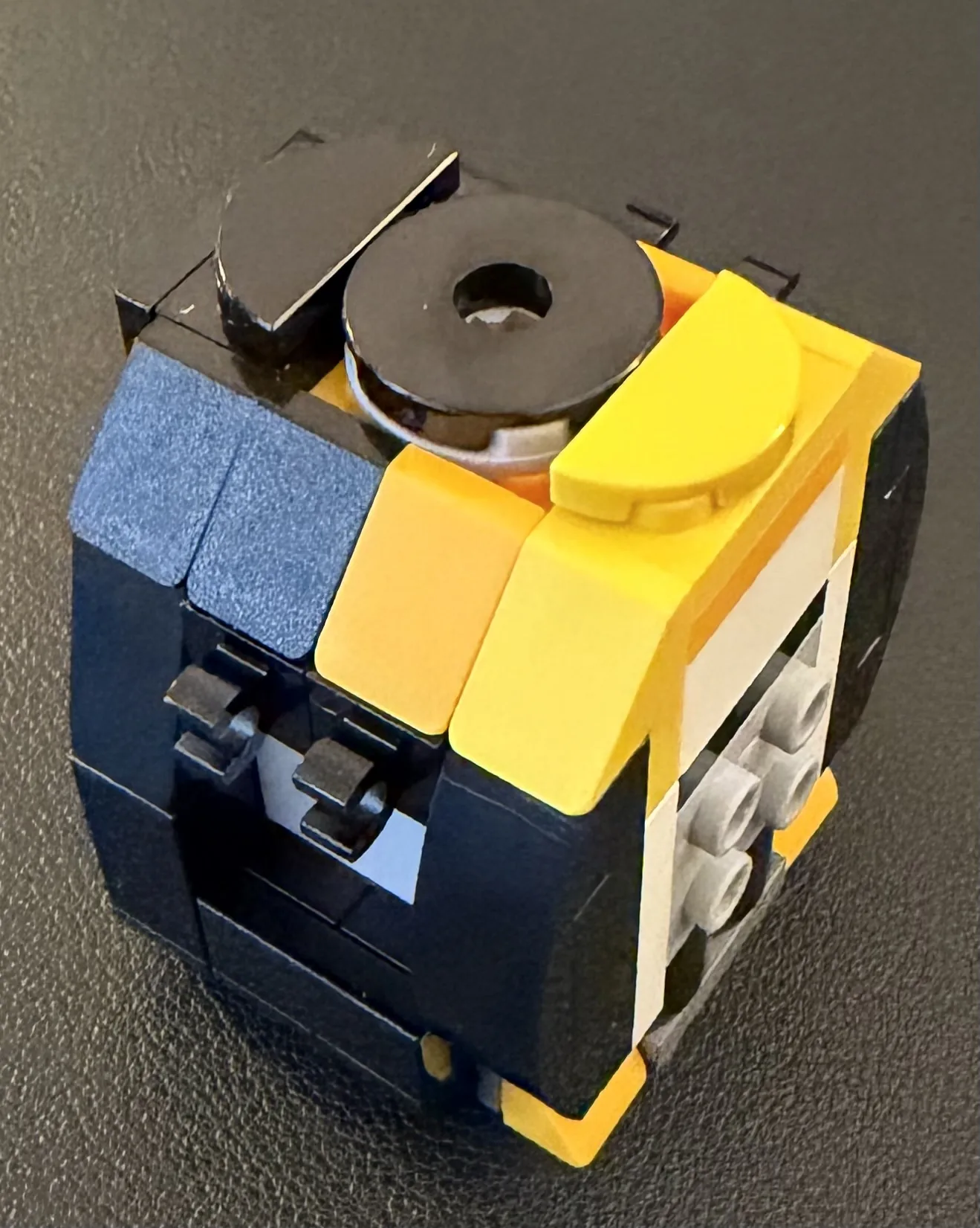 LEGO 40886 Penguins in Love — early build of the icy heart base