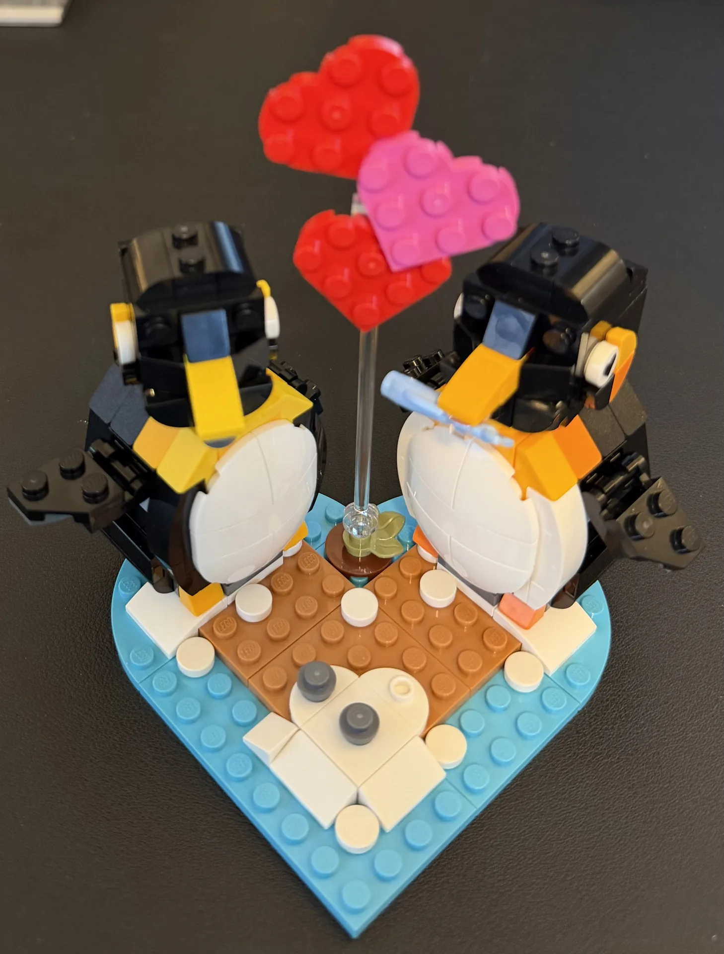 LEGO 40886 Penguins in Love — finished Valentine's scene