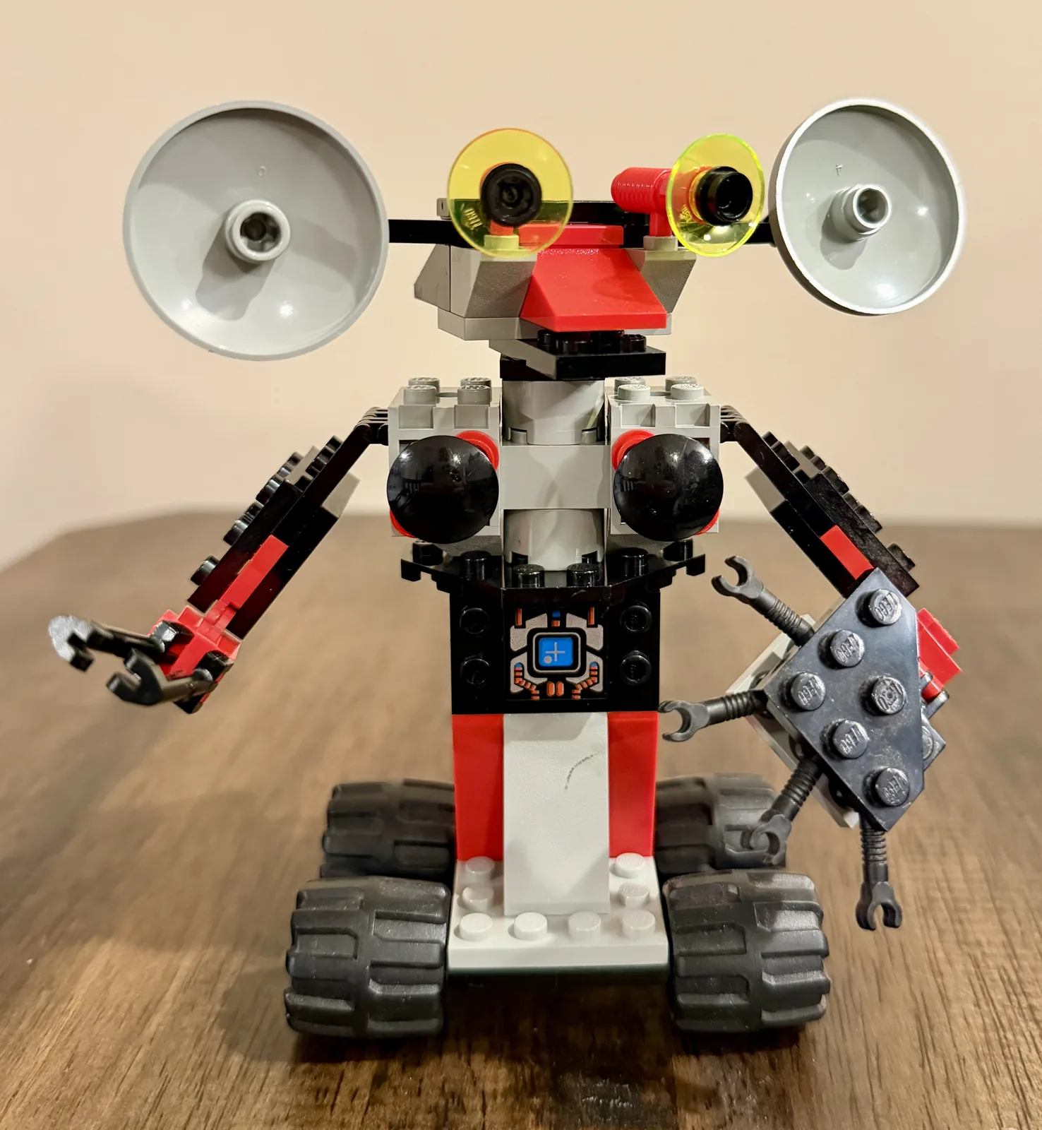 LEGO Space 1785 Crater Critters Review — the Spyrius-colored robot